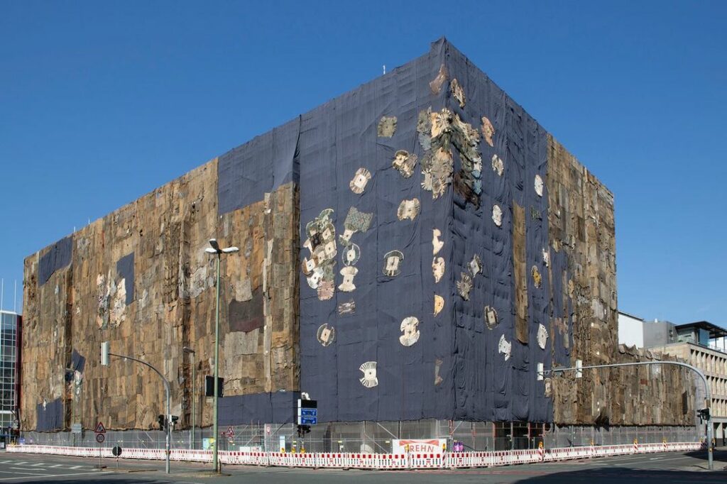 Ibrahim Mahama, TRANSFER(S), 2023. Courtesy of Kunsthalle Osnabrück.