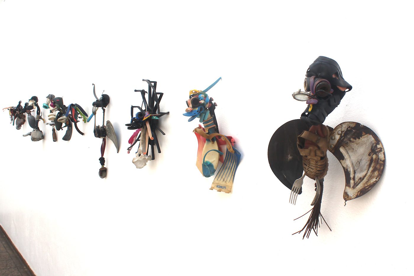 Tinotenda Chivinge, Zimbabwe Bird(s), found objects (variable dimensions). Photo: Nyadzombe Nyampenza