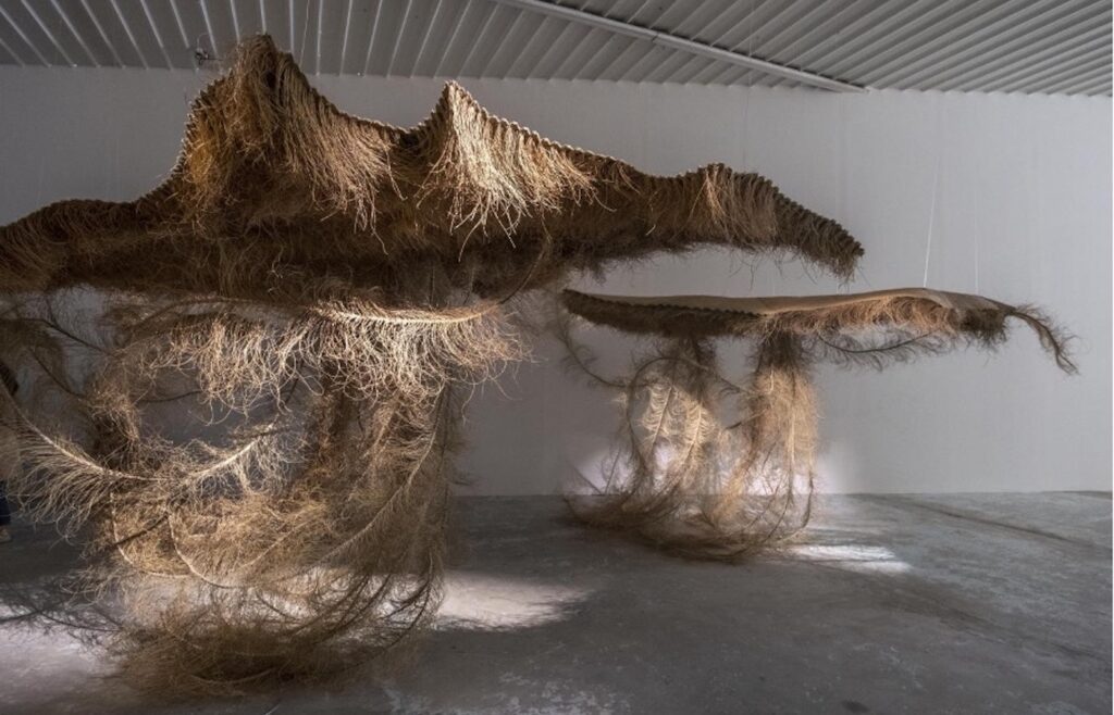 Najah Zarbout, Flying archipelago, 2023 (detail) Alfa, sound.
Variable dimensions.
Weaving: Mahbouba, Fatma, Gouta, Mabrouka, Massouda and Meriam Hleli (Kasserine) Sound composition: Etienne Gillet