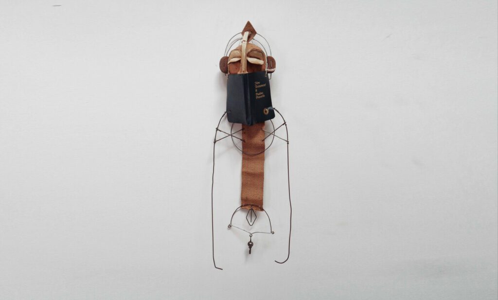 Lawrence Chikwa, »Antitoxic Mask«, 2021/23, mixed media, 62 x 20 x 10 cm, copyright by the artist