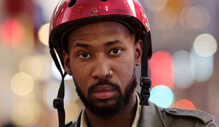 Zun Lee, Ekow’s Helmet, 2009. Credit: Zun Lee. Courtesy of Goethe-Institut Toronto. 