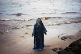 Adama Delphine Fawundu 
An Offering at Kongo River, 2025
Fotografia de arquivo jato de tinta
60,96 x 88,9  cm
Cortesia da artista
Foto: Adama Delphine Fawundu 
