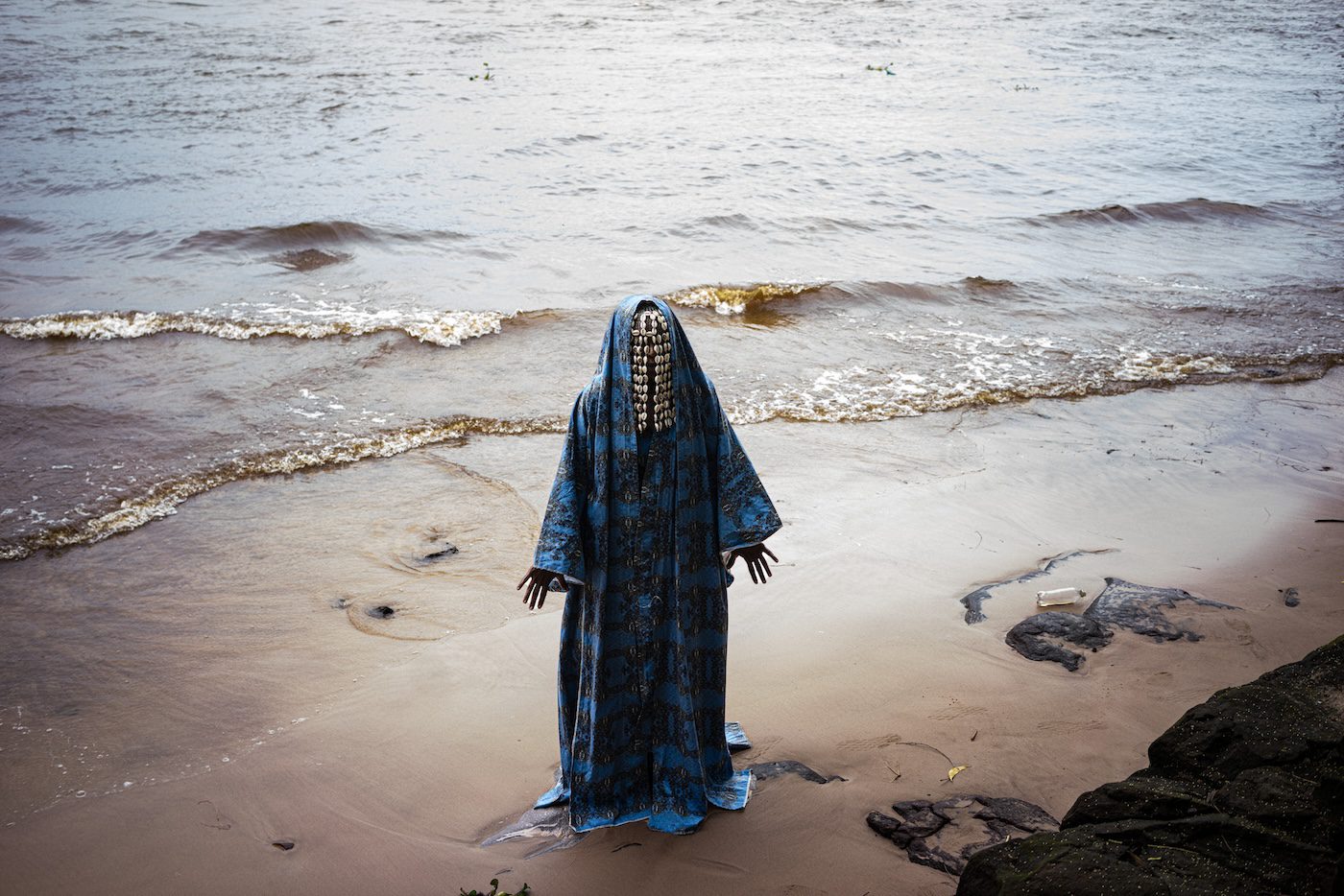 Adama Delphine Fawundu 
An Offering at Kongo River, 2025
Fotografia de arquivo jato de tinta
60,96 x 88,9  cm
Cortesia da artista
Foto: Adama Delphine Fawundu 
