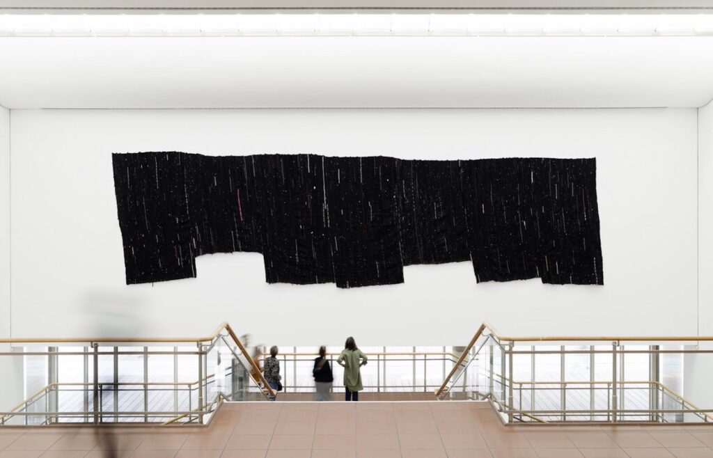 Kresiah Mukwazhi Shanduko nhema, 2024 Schultze Projects #4, Museum Ludwig, Köln © Kresiah Mukwazhi Foto: Rheinisches Bildarchiv, Köln/Vincent Quack 